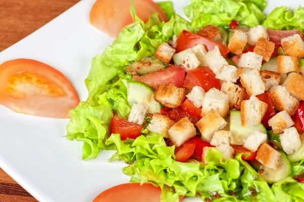 Ensalada de verduras con galletas saladas —  Fotos de Stock