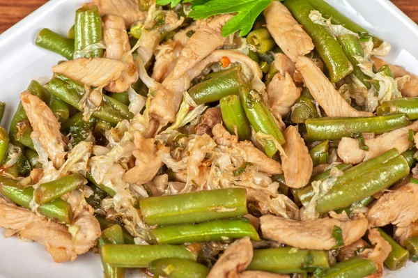 Zelené fazolky s kuřetem — Stock fotografie