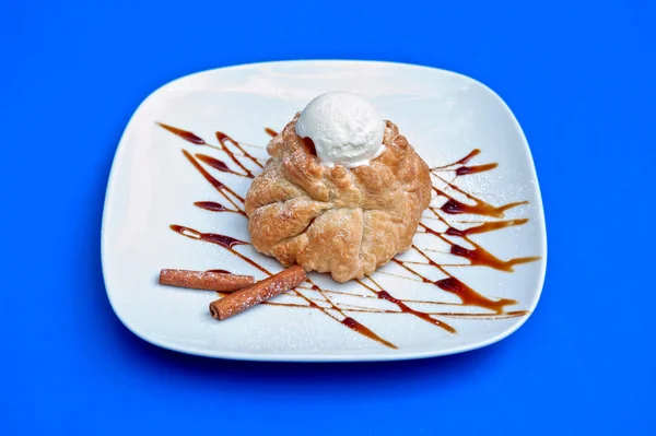 Apple strudel with ice cream — Stock Photo, Image