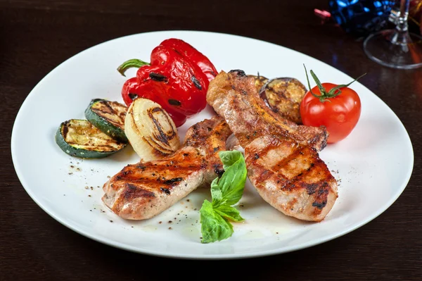 Carne con verduras —  Fotos de Stock