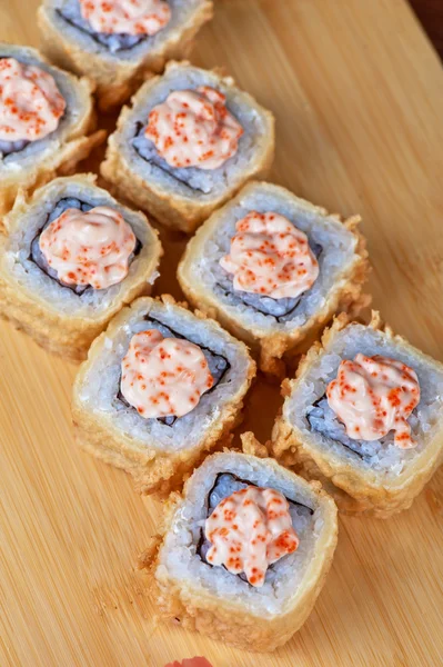 Frischkäse und Tobico-Sushi-Rolle — Stockfoto