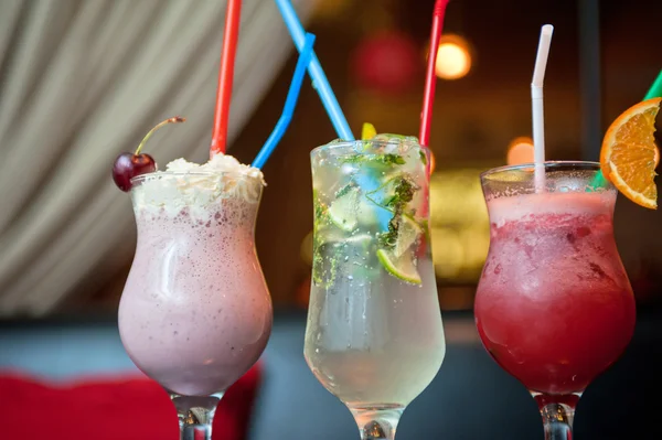 Drei gesunde alkoholfreie Cocktails — Stockfoto