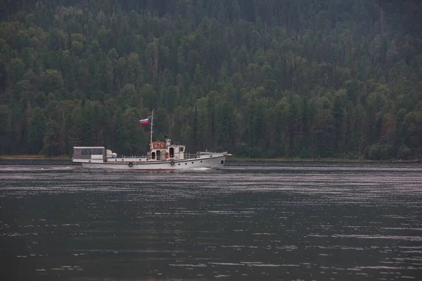 Navio com bandeira russa no lago Teletskoye nas montanhas de Altai — Fotografia de Stock