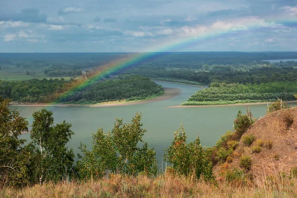 彩虹，云彩笼罩着河谷 — 图库照片