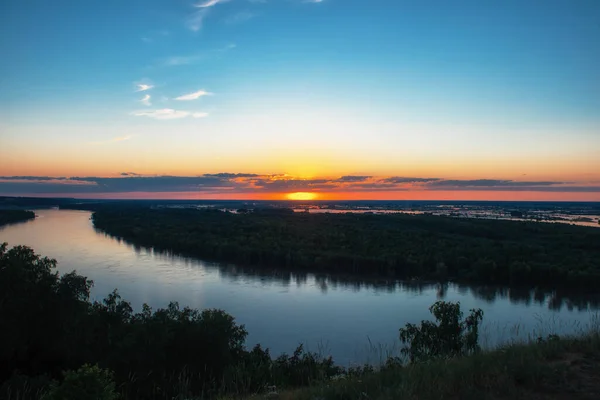 Vista aérea del paisaje fluvial en la soleada noche de verano — Foto de Stock