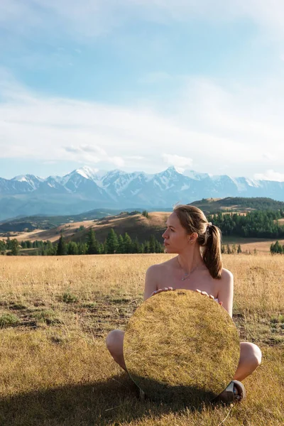 Vrouw in blauwe jurk in de zomer Altai bergen — Stockfoto