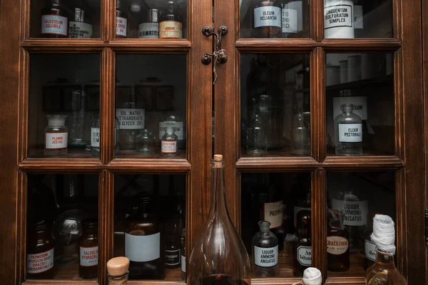 Lege geurflesjes in oude apotheek — Stockfoto