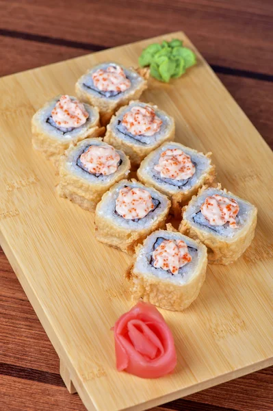 Roomkaas en tobico sushi roll — Stockfoto