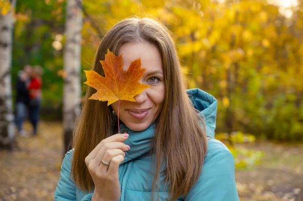 Bella donna d'autunno con foglie d'autunno — Foto Stock