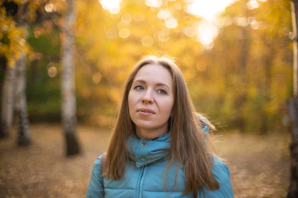 Vacker höst kvinna — Stockfoto