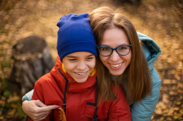 Herfst portret van gelukkige mooie vrouw met haar zoon — Stockfoto