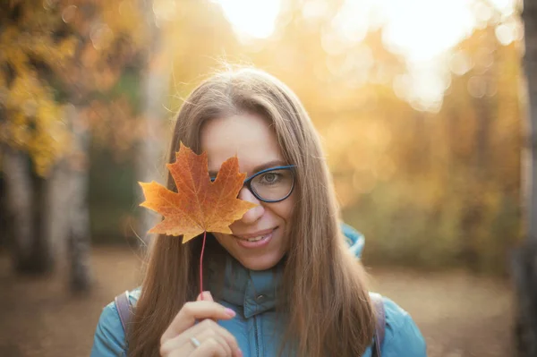 Mulher Outono bonita com folhas de outono — Fotografia de Stock