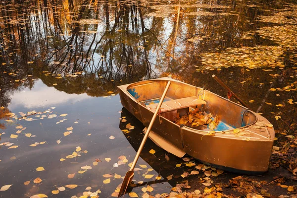 Barco de madeira dourada — Fotografia de Stock