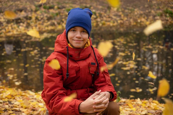 Jesienny portret chłopca nastolatka — Zdjęcie stockowe