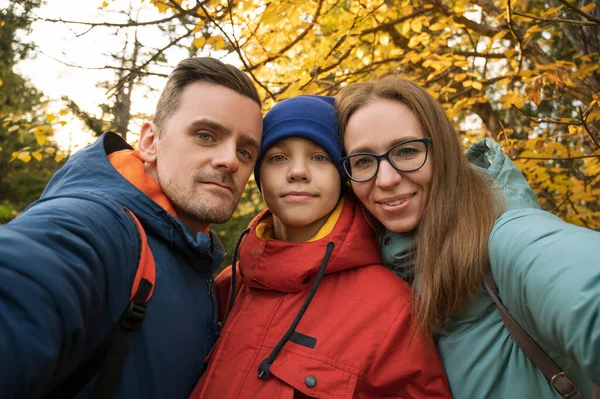 Sonbahar parkında mutlu aile selfie 'si. — Stok fotoğraf