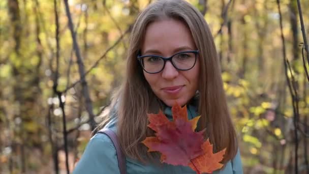 Красива жінка осінь — стокове відео