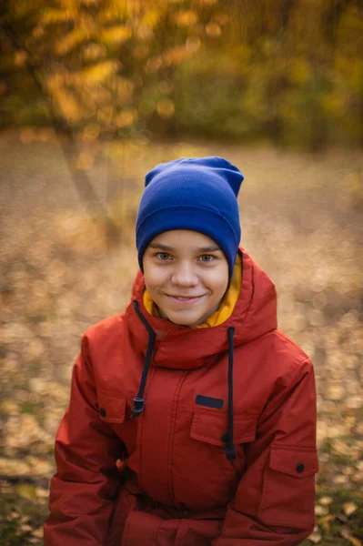 Höstporträtt av pojke tonåring — Stockfoto