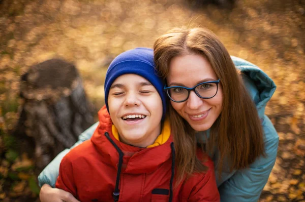 Осенний портрет счастливой красивой женщины с сыном — стоковое фото