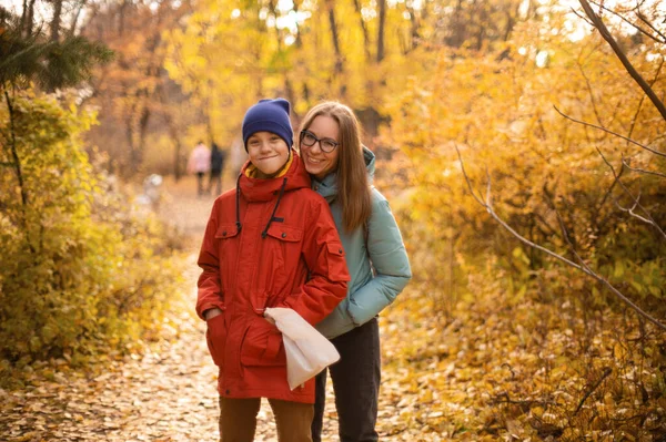 Jesienny portret szczęśliwej pięknej kobiety z synem — Zdjęcie stockowe