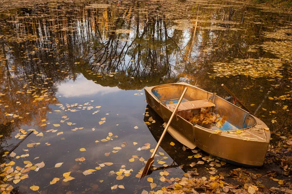 Golden wooden boat — Stock Photo, Image