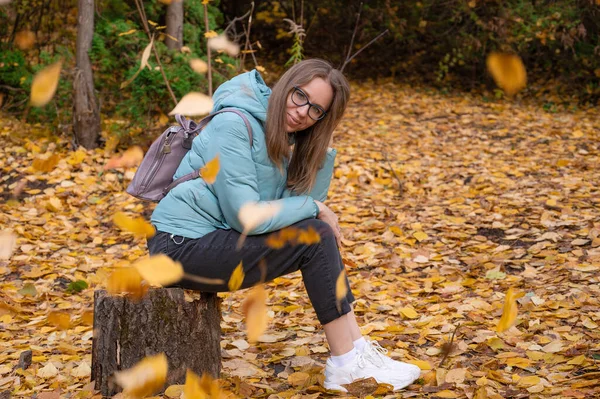 Mooie herfst vrouw — Stockfoto