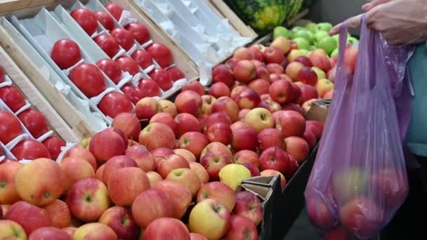 Woman choosing and buying apples — Stock Video