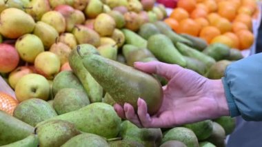 Armut seçen ve alan bir kadın