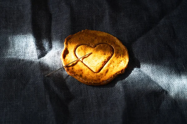 Brun sockerkulör godis kakor med en metallnål — Stockfoto