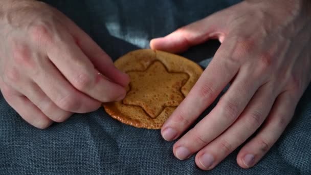 Heren handen close-up krassen bruine suiker karamel snoep — Stockvideo