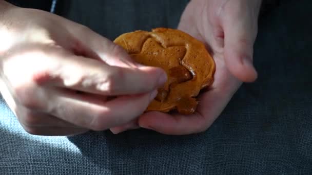 Heren handen close-up krassen bruine suiker karamel snoep — Stockvideo