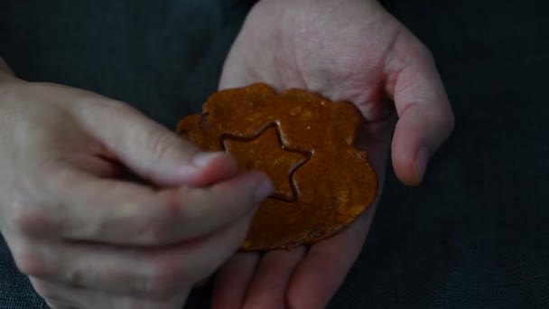 Pánské ruce detailní up scratch a break hnědý cukr karamelový bonbón — Stock video