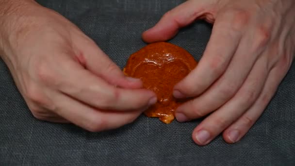 Erkekler yakın plan çizer esmer şekerli karamel şekeri — Stok video