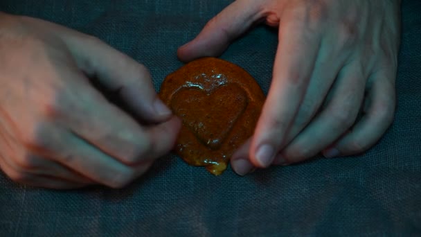 Mens shaking hands closeup scratch and break brown sugar caramel candy — Stock Video