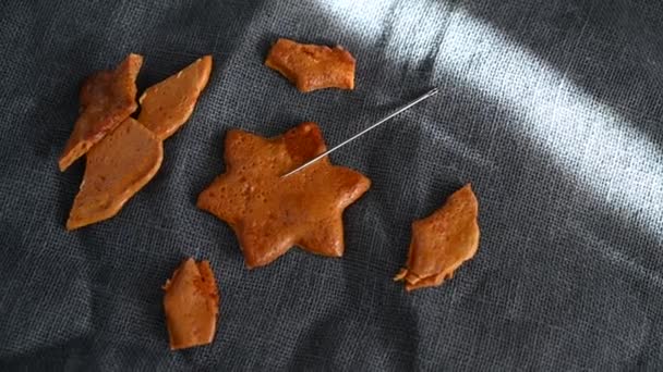 Esmer şekerli karamelli kurabiyeler ve metal bir iğne — Stok video