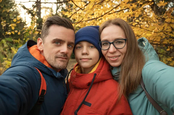 Sonbahar parkında mutlu aile selfie 'si. — Stok fotoğraf