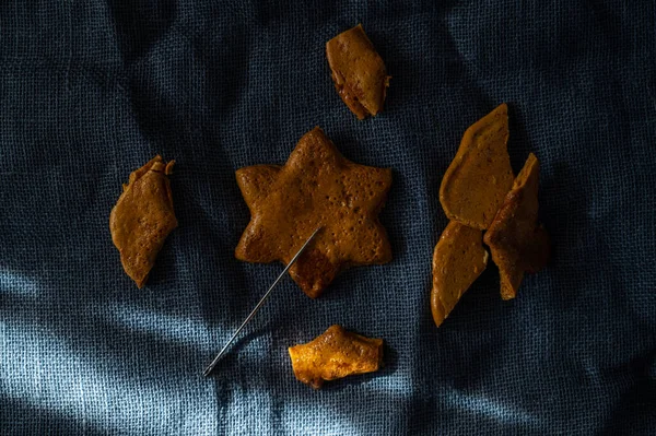 Galletas de caramelo de azúcar moreno roto con una aguja de metal —  Fotos de Stock