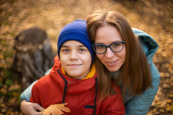 Portrait d'automne d'une belle femme heureuse avec son fils — Photo