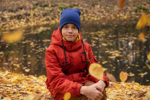 Herfst portret van jongen tiener — Stockfoto