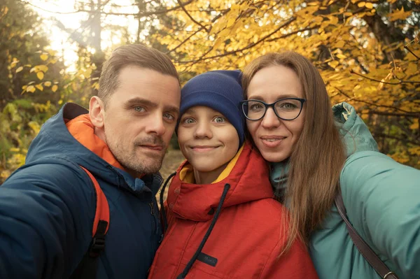 Selfie família feliz no parque de outono — Fotografia de Stock
