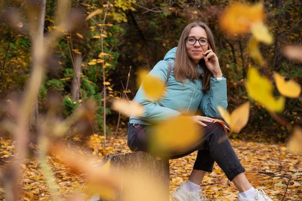 Beautiful autumn woman — Stock Photo, Image