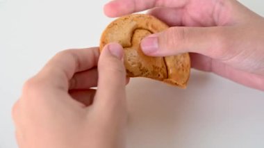 Eller yakın çekim esmer şekerli karamel şekerlemeleri