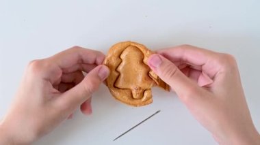 Erkekler yakın plan çizer esmer şekerli karamel şekeri