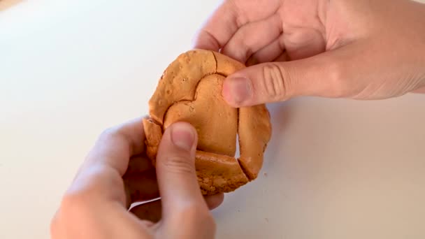 Руки крупным планом царапают коричневые карамельные конфеты — стоковое видео