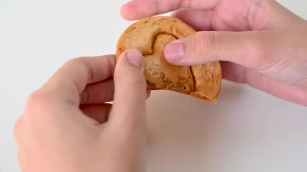 Ruce detailní škrábanec hnědý cukr karamelový bonbón — Stock video