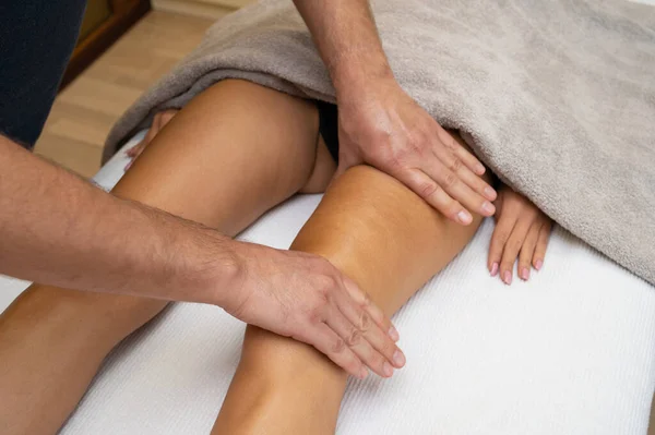 Spa salonunda kadın bacak masajı yaptırıyor — Stok fotoğraf