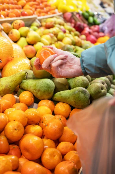 Mujer elegir y comprar mandarina —  Fotos de Stock