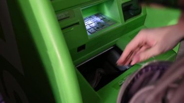 El ATM 'ye para yatırıyor.