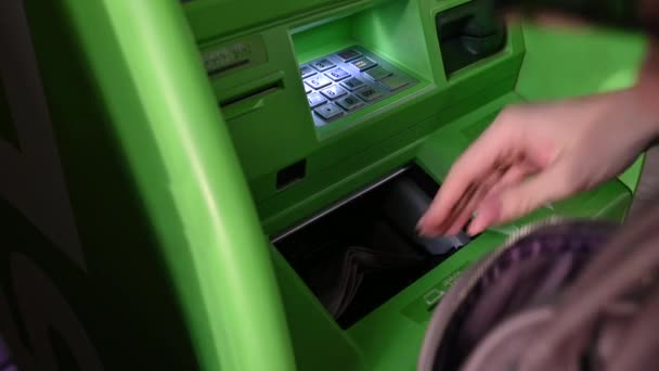 Hand steckt Geld in Geldautomaten — Stockvideo