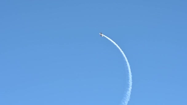 Malá letadla létající nad modrou oblohou — Stock video