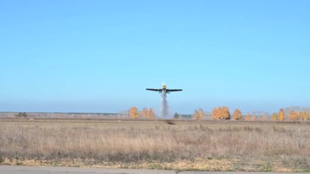 Petit avion volant au-dessus du ciel bleu — Video